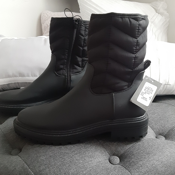 NWT Black Lug Sole Chelsea Boots - Picture 2 of 4